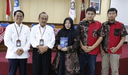 Fishipol uny meluncurkan buku eulogi untuk superdi