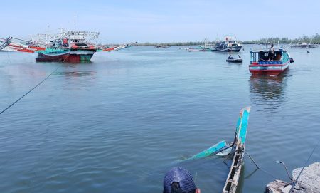 Gelombang tinggi di perairan Bengkulu, mencapai empat meter