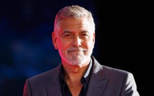 George Clooney muncul dalam gaya baru untuk mengganti rambut perak untuk debut Broadway