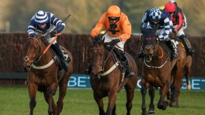 Greatwood Gold Cup: Booster Bob Swoops terlambat untuk mendaratkan fitur Newbury saat Grey Dawning menang di Kelso | Berita Balap