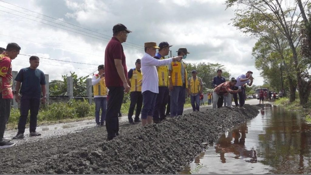 Gubernur Kalimantan Tengah meninjau jalan yang rusak, memastikan kehalusan kepulangan