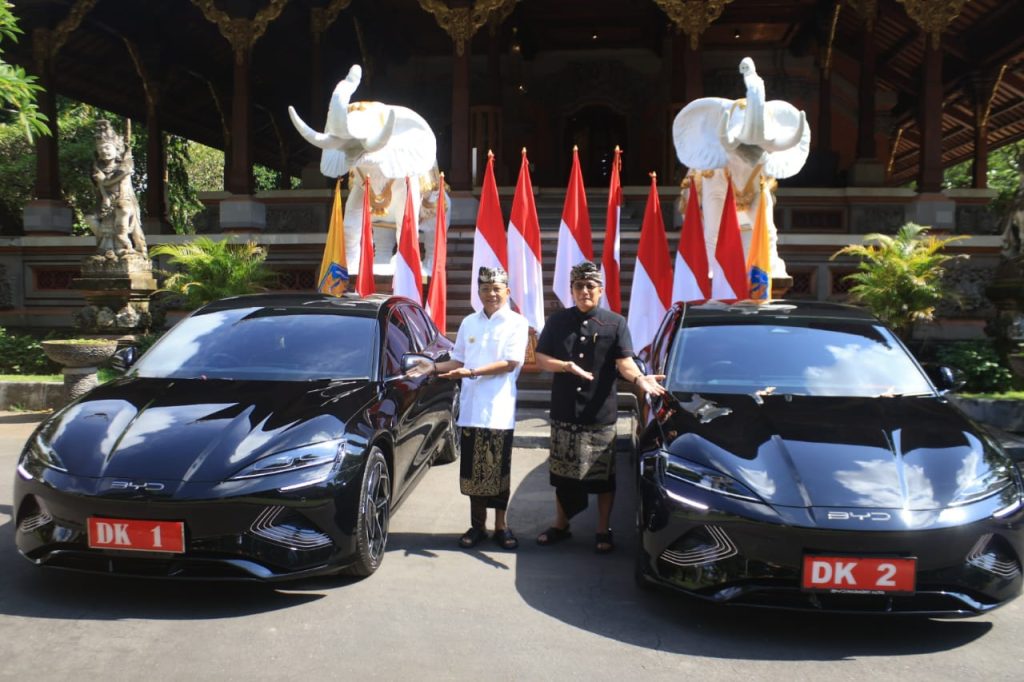 Gubernur dan Wakil Gubernur Bali secara resmi menggunakan mobil listrik pertama menjadi contoh bagi ASN