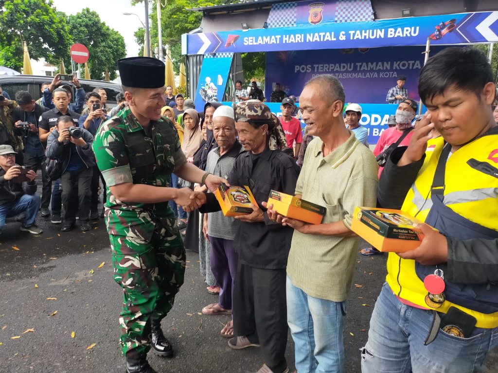 HDCI TASIKMALAYA Bagikan 3.000 kotak beras untuk pejalan kaki