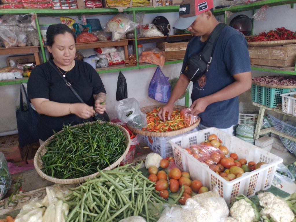 Harga cabai cabe merah di pasar Gedhe Klaten adalah RP. 100.000 per kilogram