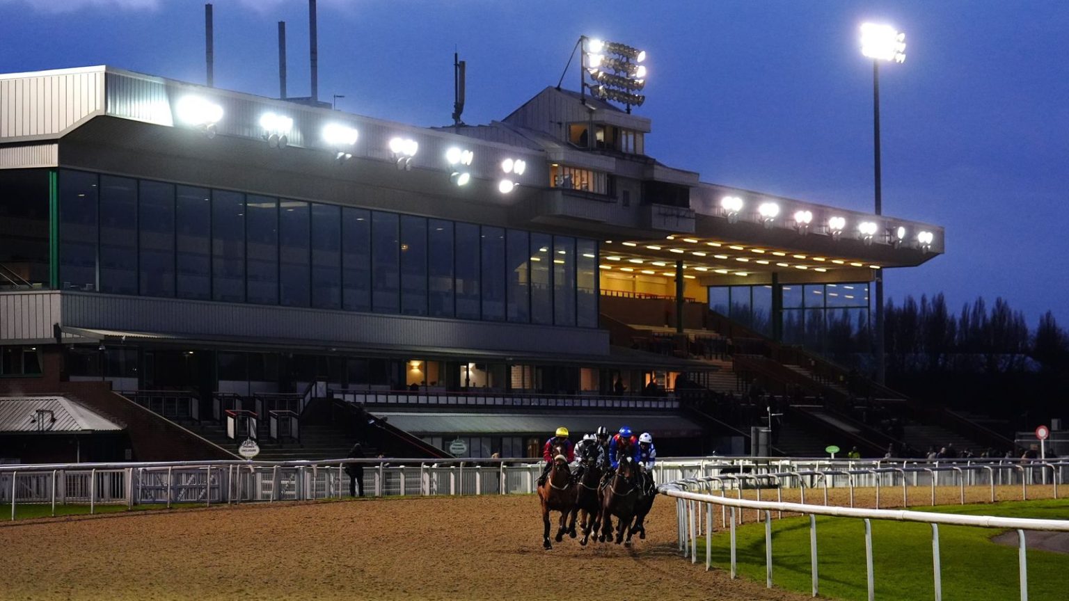 Today on Sky Sports Racing: Wolverhampton All-Weather Card Fitur Langsung pada Selasa malam | Berita Balap