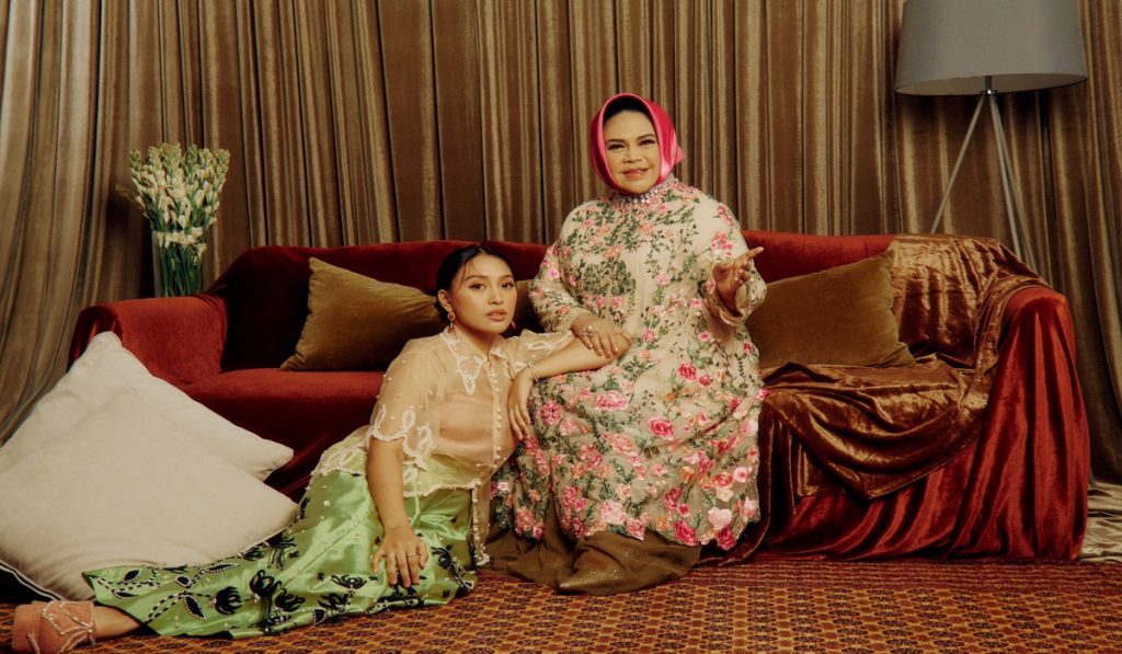 Hetty Koes Endang berkolaborasi dengan putrinya yang dirilis single THR (tradisi tradisi Raya)