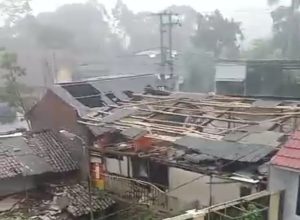 Hujan deras dan tabur -tornado 27 rumah di Ciamis, Flood Protocol Road