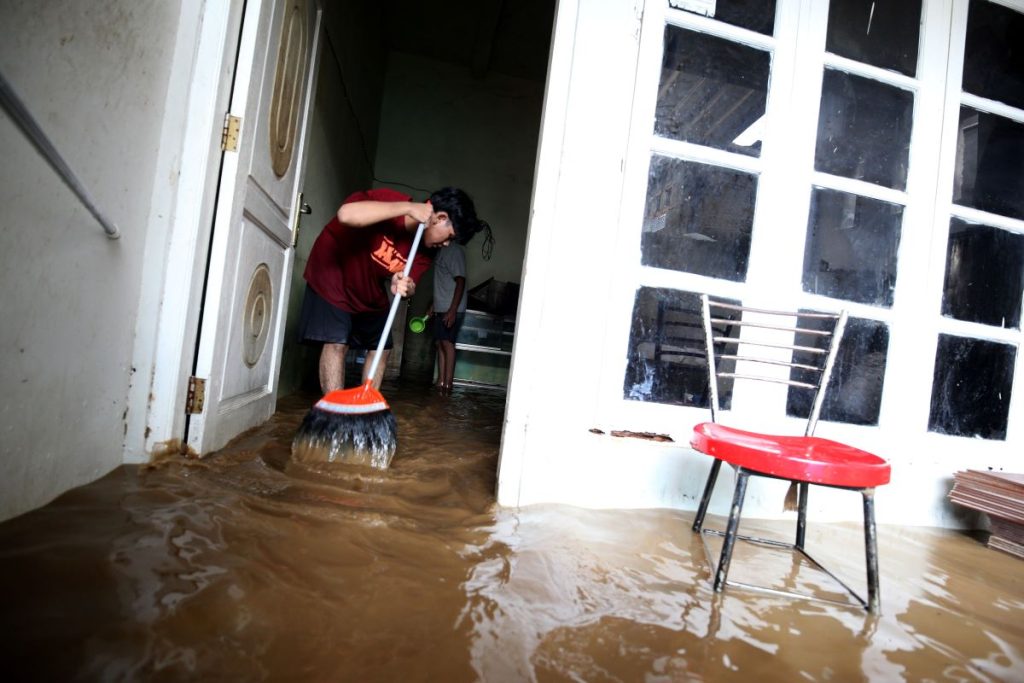 Hujan lebat Bogor, banjir hingga 5 meter di Jakarta Timur hari ini