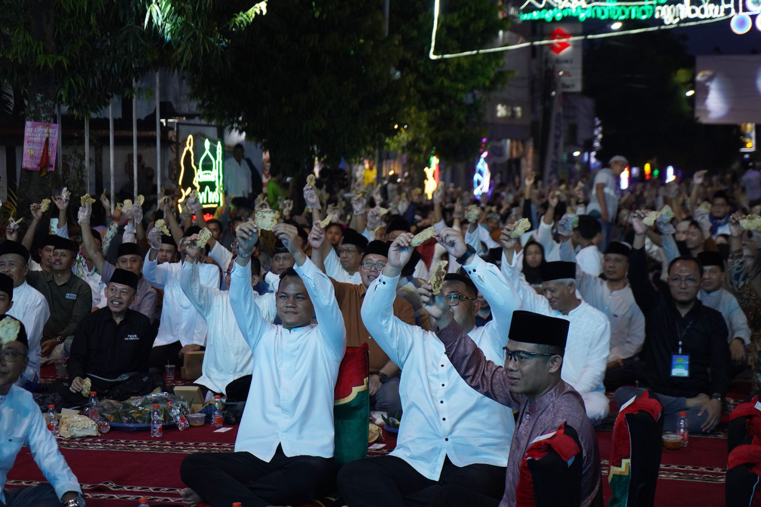 Iftar di Purbalingga membuat rekor dunia dengan makan 14.460 Mendoan