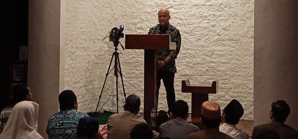 Ilham Habibie mengisi kuliah Ramadhan di Salam ITB Masjid, berbicara tentang imtak