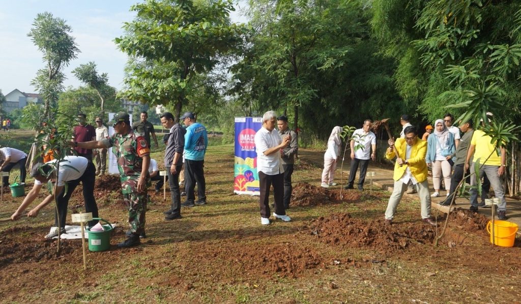 Iluni UI memegang 350 aksi penanaman pohon di enam desa Jakarta Selatan