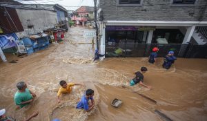 Ini adalah tips untuk menghindari penyakit selama banjir