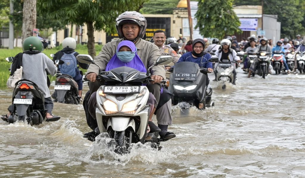 Inilah yang harus Anda lakukan jika sepeda motor mati saat memukul banjir