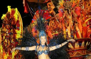 Irina Shayk tampak menakjubkan di karnaval kostum Rio de Janeiro