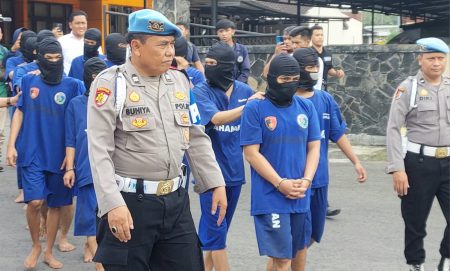 Izroil ditangkap oleh polisi saat mengantarkan metamfetamin di rumah sakit