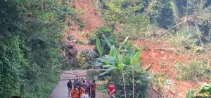 Jalan penghubung Majalengka dan Ciamis dimakamkan oleh bahan tanah