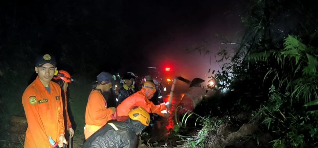 Jalan provinsi bagian Sawangan-Kaliwiro yang terkena dampak tanah longsor, lalu lintas terganggu