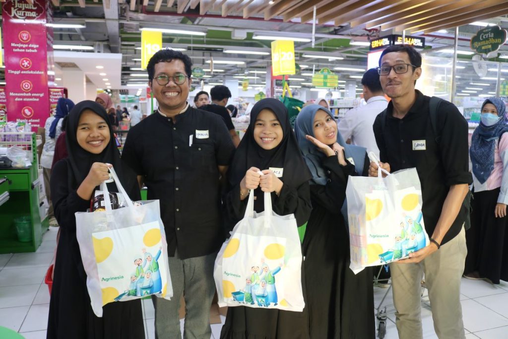 Jalankan program belanja CSR dengan yatim piatu, suatu bentuk kepedulian untuk berbagi kebahagiaan Ramadhan