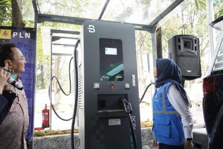 Jawa Barat PLN meresmikan area istirahat SPKLU Center pertama di Indonesia