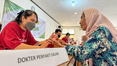 Kantor Kejaksaan RSHS dan Jabar memegang korban pelayanan sosial dari banjir di Bekasi