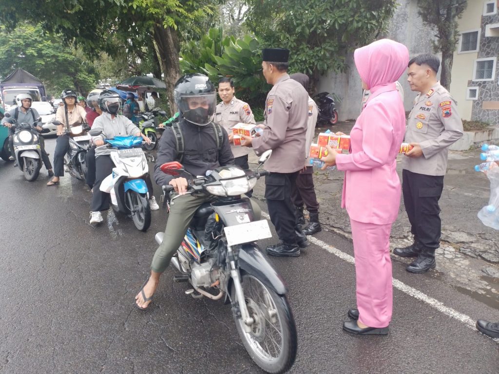 Kantor Polisi Klaten berbagi takjil di yatim piatu dan masyarakat umum