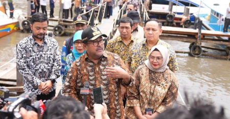 Kapal Bazaar Makanan Murah Penduduk Sasar di Thousand Islands