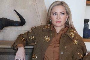 Kate Hudson bangga dengan julukan rom-com ratu tetapi menginginkan lebih dari itu