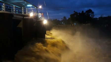 Katulampa Saling 1 BPBD Personil Peringatan Mengantisipasi Banjir di Jakarta Timur