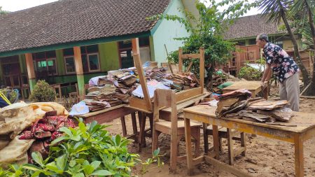 Kegiatan di SDN Bojong Tugu belum pulih setelah dipukul oleh banjir bandang