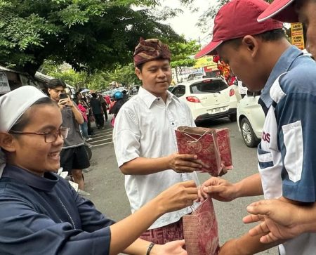 Keindahan Toleransi Agama di Semarang, Bagikan Takjil Iftar Ramadhan