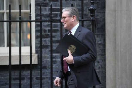 Keir Starmer mengatakan dia “penuh kekaguman” untuk pasukan Inggris setelah JD Vance berkomentar