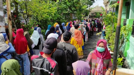 Keluarga Wakil Bupati Sidoarjo berbagi ribuan paket makanan