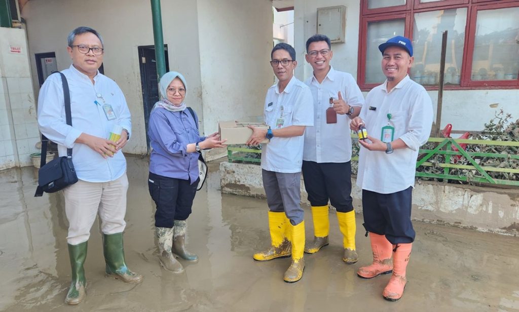 Kementerian Peraturan memberikan banjir yang terkena banjir di Bekasi