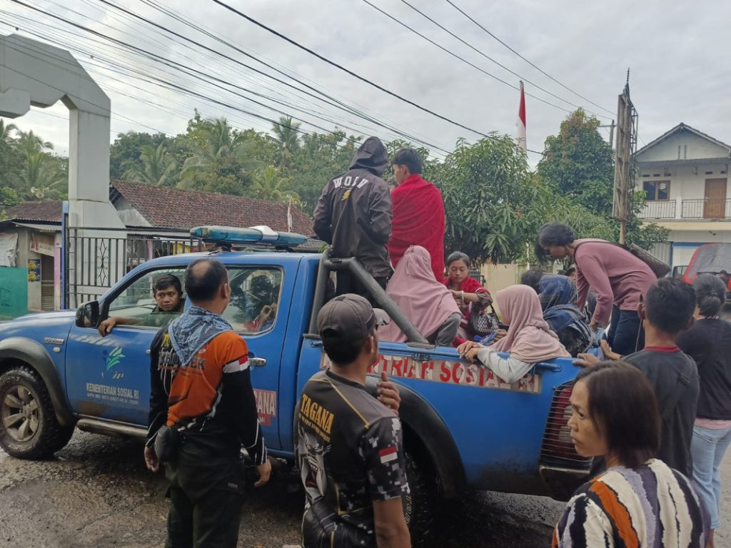 Kementerian Sosial mengirimkan bantuan kepada para korban tanah longsor dan banjir bandang di Sukabumi