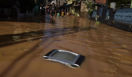 Kementerian Urusan Sosial membagikan bantuan untuk 2.646 korban banjir di Sumedang