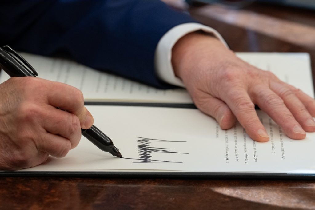 Klaim Trump Slaman Biden tidak valid karena ditandatangani dengan Autopen, sungguh