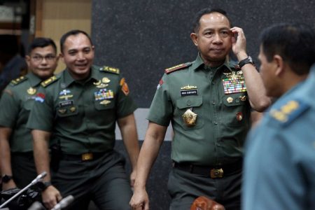 Komandan TNI menekankan bahwa prajurit aktif yang duduk di posisi sipil harus mengundurkan diri atau pensiun