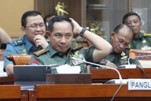 Komandan tentara TNI yang bertugas di lembaga lain harus pensiun dari unit tersebut