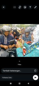 Kombinasi organisasi wanita berbagi takjil untuk Muslim di Sorong