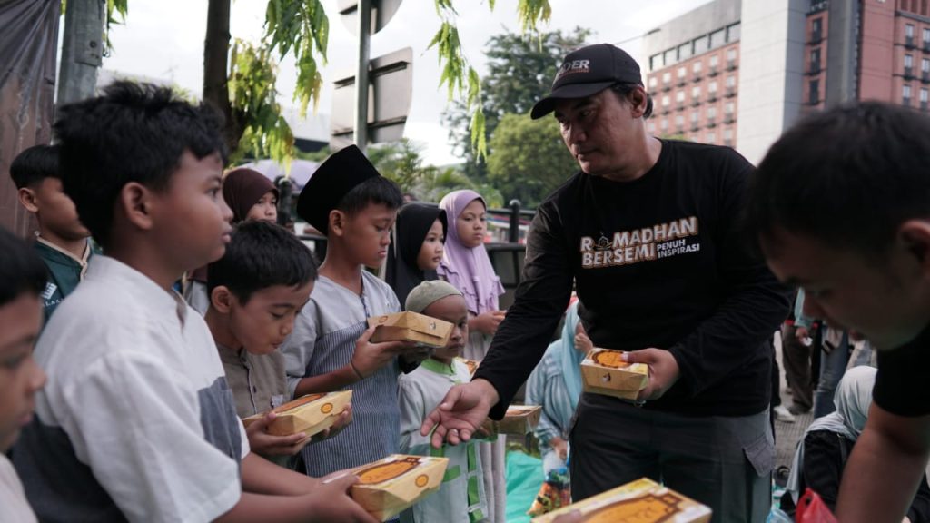 Komunitas Inh dan Ojol Rawamangan Memegang Aksi Pembersihan Masjid dan Berbagi Paket Menu Iftar Puasa