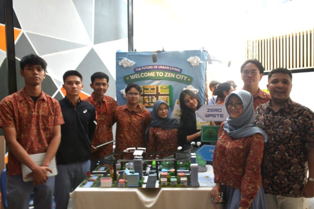 Labschool Jakarta High School memamerkan proyek siswa berbasis uap