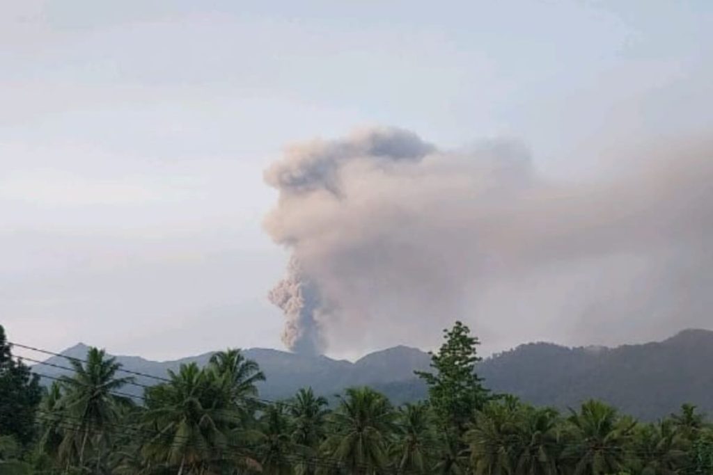 Letusan, Gunung Dukono menaburkan abu vulkanik setinggi 2 kilometer