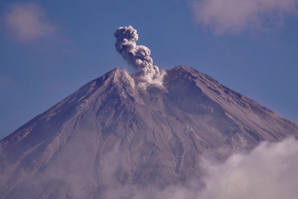 Letusan Gunung Semeru 9 kali, oleskan abu vulkanik 1,1 kilometer