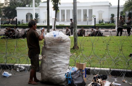 Limbah kaca plastik ditumpuk, produsen AMDK dianggap tidak patuh pada aturan