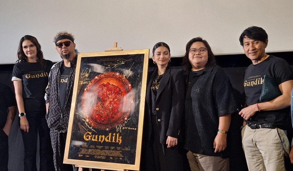 Luna Maya menjadi pejabat dalam film gundik