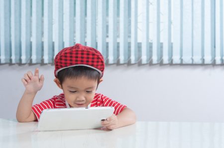 Memperkuat pendidikan untuk melindungi anak -anak di dunia digital