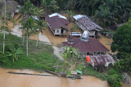 Mendukung Operasi Kemanusiaan, Helikopter Angkatan Udara sedang memantau banjir di Pelalawan