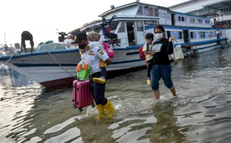 Mengantisipasi banjir pasang surut di Marunda, Pemerintah Kota Jakarta Utara meningkatkan tanggul Geobag