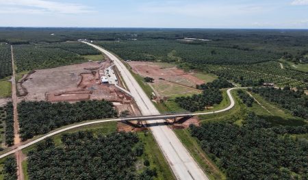 Mengantisipasi kemacetan lalu lintas, jalur alternatif dari jalan tol Palembang-Betung dibuka mulai dari H-7 EID