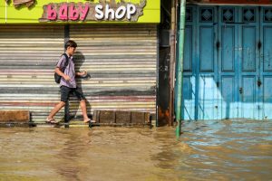 Meninjau Banjir Lebak Bulus, Rano Karno memastikan penduduk bisa mendapatkan bantuan